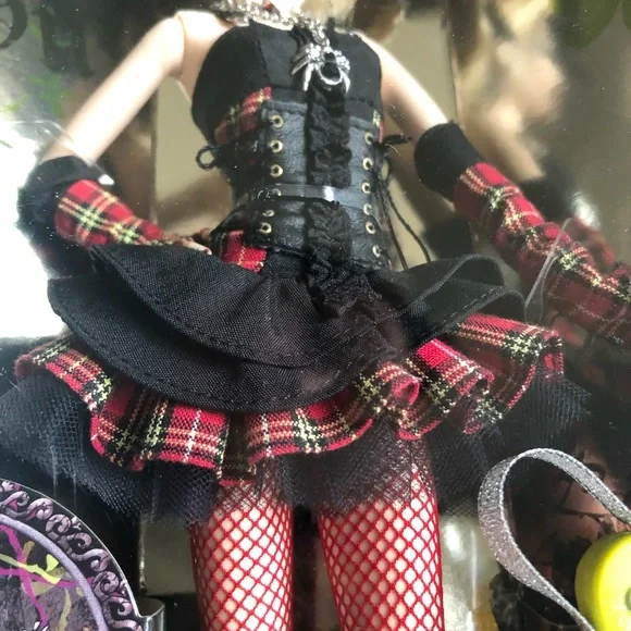 NIB HARD ROCK 2008 BARBIE GOLD LABEL COLLECTOR PIN - Picture 5 of 12